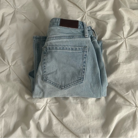 Hollister Curvy Ultra High-Rise Mom Jean - Picture 2 of 6